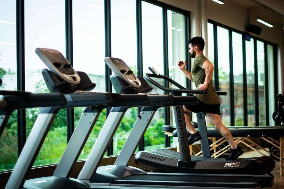 how-to-use-a-treadmill-safely-7-treadmill-dos-and-don-ts